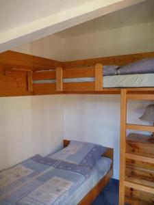 1 Schlafzimmer mit 2 Etagenbetten mit blauer Bettwäsche in der Unterkunft Ferienwohnung Stoll Helga in Burgberg
