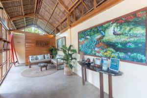 TV a/nebo společenská místnost v ubytování The Hillside Resort Siargao
