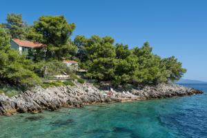 una casa en una isla rocosa en el agua en Holiday Home Melanie, en Blato