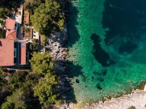 una vista aérea del agua de una playa en Holiday Home Melanie, en Blato
