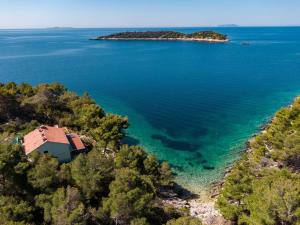 una isla en medio de un cuerpo de agua en Holiday Home Melanie, en Blato