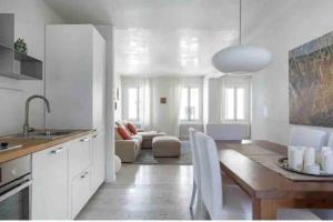 Η κουζίνα ή μικρή κουζίνα στο Amadeus Apartment: a due passi dal Duomo