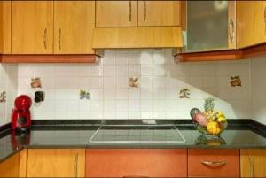 una cucina con un cesto di frutta sul bancone di Magara suites Las Canteras a Guanarteme