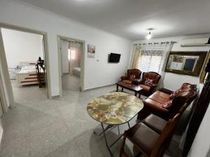 salon ze stołem i krzesłami w obiekcie BOULEVARD Apartment w Tiranie
