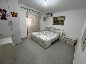 małą sypialnię z łóżkiem i prysznicem w obiekcie BOULEVARD Apartment w Tiranie
