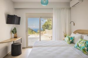 AnomeriáElianes Villas的一间卧室配有一张床,享有海景