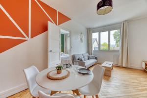 a living room with a white table and chairs at Saint Maur * F2* beau logement entier in Rouen