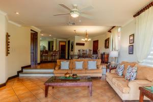 Posezení v ubytování Bougainvillea 5102 Luxury Apartment - Reserva Conchal
