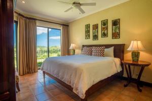 Voodi või voodid majutusasutuse Bougainvillea 5102 Luxury Apartment - Reserva Conchal toas