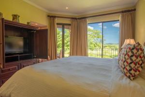 Televiisor ja/või meelelahutuskeskus majutusasutuses Bougainvillea 5102 Luxury Apartment - Reserva Conchal
