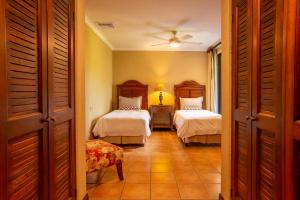 Voodi või voodid majutusasutuse Bougainvillea 5102 Luxury Apartment - Reserva Conchal toas