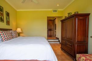 Voodi või voodid majutusasutuse Bougainvillea 5102 Luxury Apartment - Reserva Conchal toas