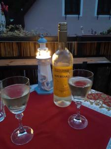 a bottle of wine and two glasses on a table at Zu Hause am Bach in Aggsbach