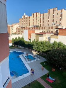 einen Blick über einen Pool in einem Gebäude in der Unterkunft Estudio Rodri By Solymar Holiday in Torre del Mar