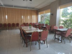 een conferentieruimte met tafels en stoelen en een groot raam bij Shafira Hotel Yogyakarta in Ngabean