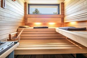 eine Sauna mit 2 Betten und einem Fenster in der Unterkunft Le Septentrion chambre d'hôtes 2-4 personnes in Revel