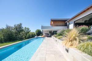 a swimming pool in the backyard of a house at Le Septentrion chambre d'hôtes 2-4 personnes in Revel