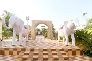 a statue of two elephants on a walkway at OYO Flagship Sangam Resort in Shāhpur