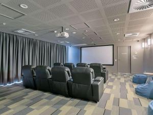 a conference room with chairs and a projection screen at Prestige 2bd Apartment Gym/Pool in Adelaide