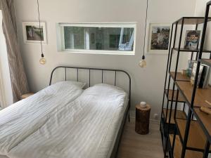 Postel nebo postele na pokoji v ubytování Bokis - Modern Forest Cottage