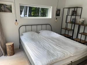 Postel nebo postele na pokoji v ubytování Bokis - Modern Forest Cottage