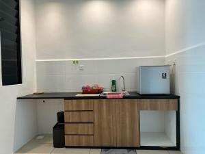 een keuken met een aanrecht en een wastafel bij ITCC Manhattan Suites by Stay In 3pax in Donggongon