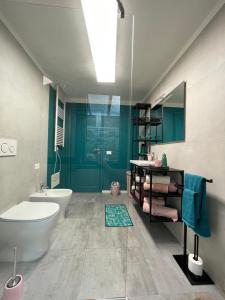 ein Badezimmer mit einer Badewanne, einem WC und einem Waschbecken in der Unterkunft Casa da Maria, Montegrazie (IM) in Montegrazie