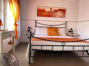 Dormitorio con cama con almohada naranja en Carpe Diem Countryhouse, en Cesarolo