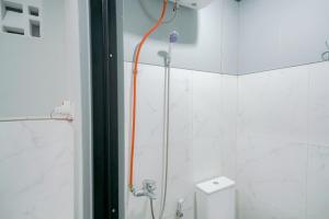 Ванная комната в RedDoorz Syariah At Jalan Endro Suratmin Lampung