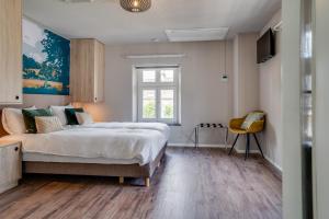 Un dormitorio con una cama grande y una ventana en Hoeve de Bongerd, en Beesel