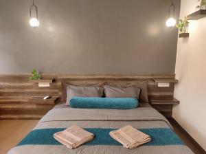 Un dormitorio con una cama con dos toallas encima. en Indian Culture, en Rishīkesh