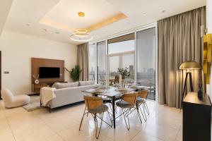 a living room with a table and chairs and a couch at Tanzanite Residence Palm Jumeirah- 2BR & Maids Room - Allsopp&Alsopp in Dubai