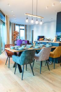 comedor con mesa y sillas en CABANA - TheView - 10th Floor - Terrasse - Waterfront - Hafenviertel, en Oldenburg