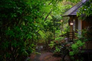 Κήπος έξω από το 円山山荘 Maruyama villa 自然と調和し和の美を感じる岡山市内屈指の豪邸宿 supported by COCOSTAY