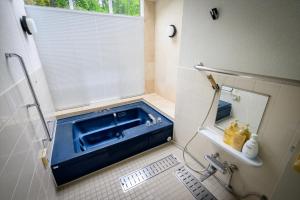 Ένα μπάνιο στο 円山山荘 Maruyama villa 自然と調和し和の美を感じる岡山市内屈指の豪邸宿 supported by COCOSTAY
