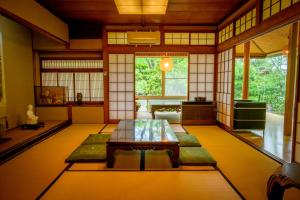 a room with a table in the middle of a room at 円山山荘 ～自然と調和し和の美を感じる至福の宿～ in Okayama