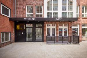 ブレーメンにあるSchlachte 22 Livingの回転ドアのある建物の入り口