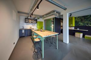 ブレーメンにあるSchlachte 22 Livingのキッチン(木製テーブル、スツール付)