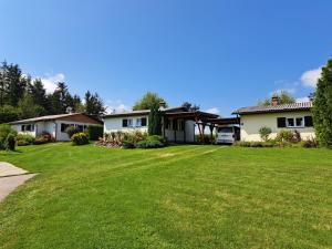 ein Haus mit einer großen Wiese davor in der Unterkunft Bungalow Raschun Grabelsdorf Etruskerweg 12 / 9122 St. Kanzian in Grabelsdorf