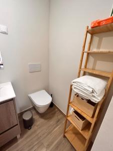 een badkamer met een stapelbed en een toilet bij Moradia Fonte Nova Setúbal in Setúbal