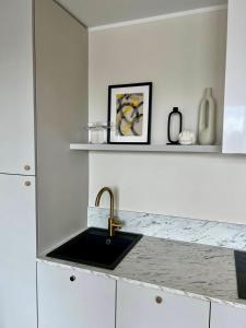 Kuchyň nebo kuchyňský kout v ubytování Elegance Apartment - City Centre Free Parking + 32 fotografií