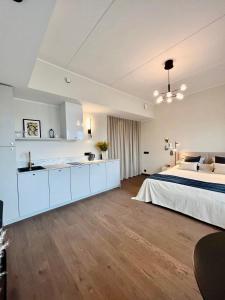 タリンにあるElegance Apartment - City Centre Free Parkingの白い大きなベッドルーム(ベッド1台付)、キッチンが備わります。