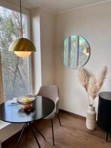 comedor con mesa, sillas y 2 espejos en Elegance Apartment - City Centre Free Parking en Tallin