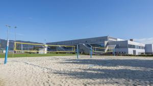 um campo de voleibol com redes de voleibol em frente a um edifício em Camping Sportzentrum Zeltweg - a silent alternative em Zeltweg
