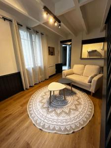 - un salon avec un canapé et une table dans l'établissement La maison d’Hélèna, à Montauban