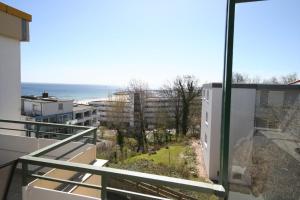 balcón con vistas al océano en Miramar App 708 inkl WLAN, en Grömitz