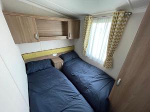 une petite chambre avec deux sacs de couchage dans une caravane dans l'établissement 8 Berth Static Caravan - Holiday Resort Unity Brean, à Berrow
