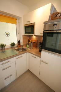 Köök või kööginurk majutusasutuses Am Brandungsbad App 3 5 inkl WLAN