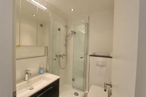 ein Badezimmer mit Dusche, Toilette und Waschbecken in der Unterkunft Villa am Meer App 53 inkl WLAN in Grömitz + 13 Fotos