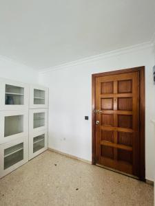 an empty room with a wooden door and shelves at Apartamento VistaMar in La Línea de la Concepción
